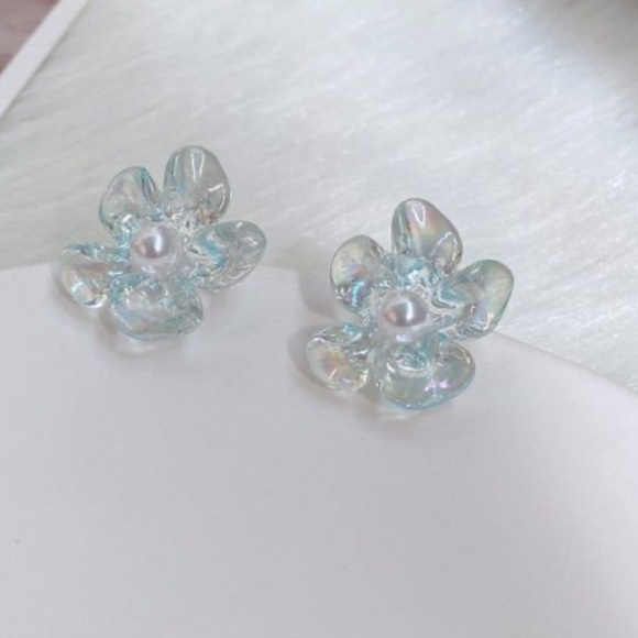 - 🌸Iridescent Blue Hibiscus Acrylic Pearl Post Back Earrings - Picture 3 of 12